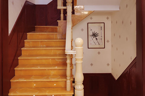 扶风中式别墅室内汉白玉石楼梯的定制安装装饰效果